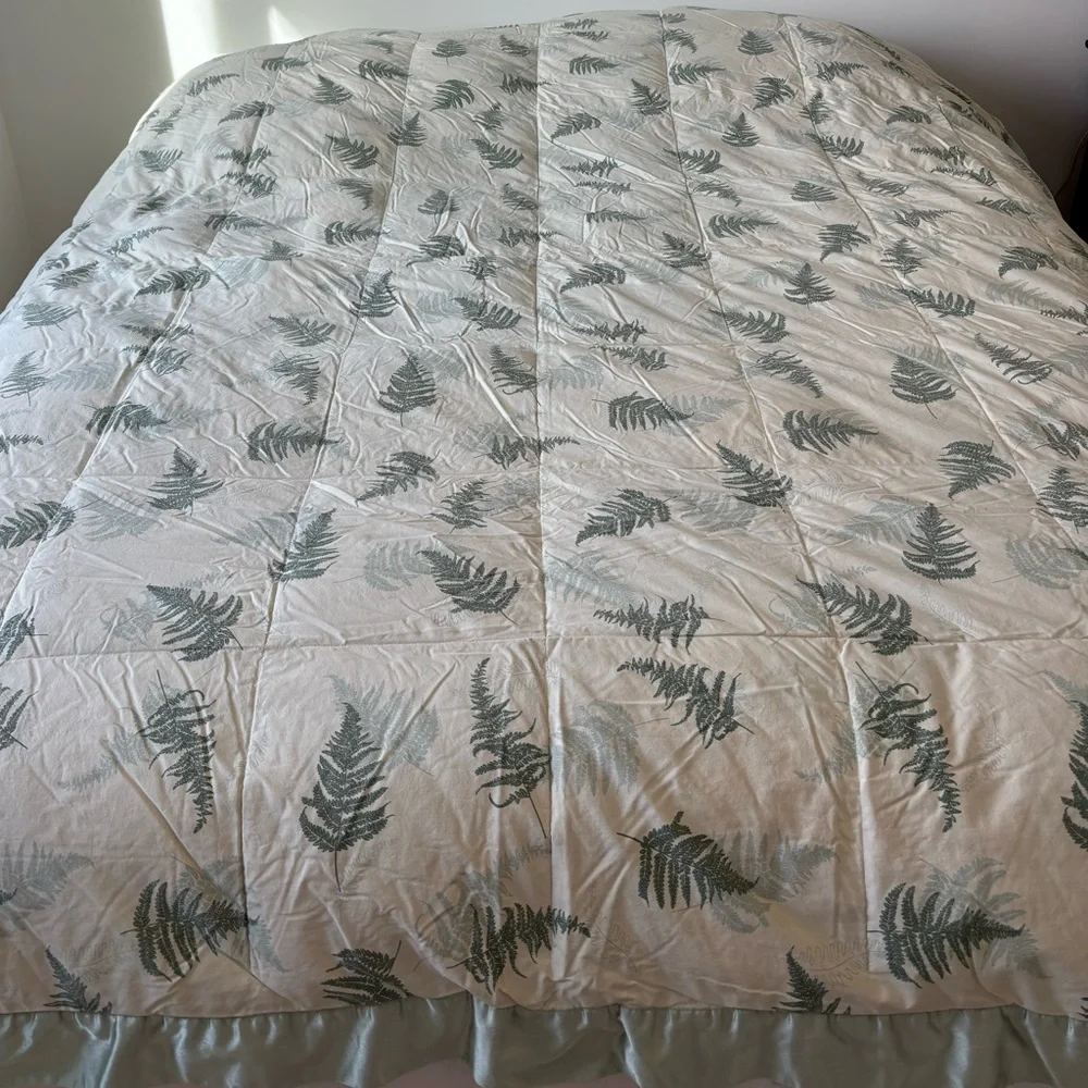 Vintage Quilt Hand Crafted Bedspread Leaf Pattern Cotton Silk Trim Cabin Green
